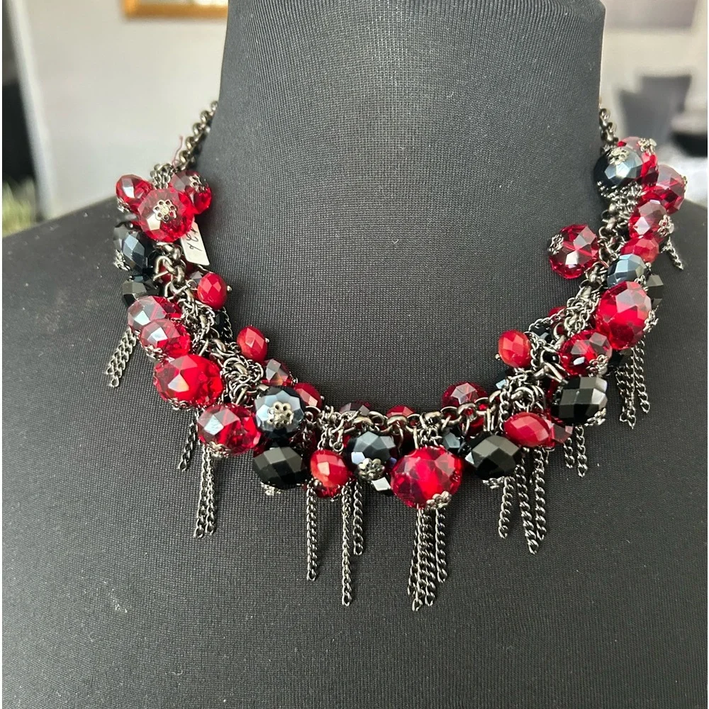 Black and red necklace - Picture 1 of 3